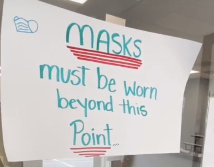 Sign saying that masks must be worn at all times